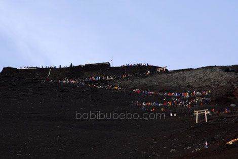 L'ascension du Fuji: monter un escalier long, très long, qui avance, puis s'arrête, ... L'ascension du Fuji: monter un escalier long, très long, qui avance, puis s'arrête, ...