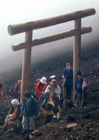 Torii sur le mont Fuji Torii sur le mont Fuji