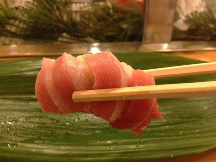 Manger les sushi avec les baguettes