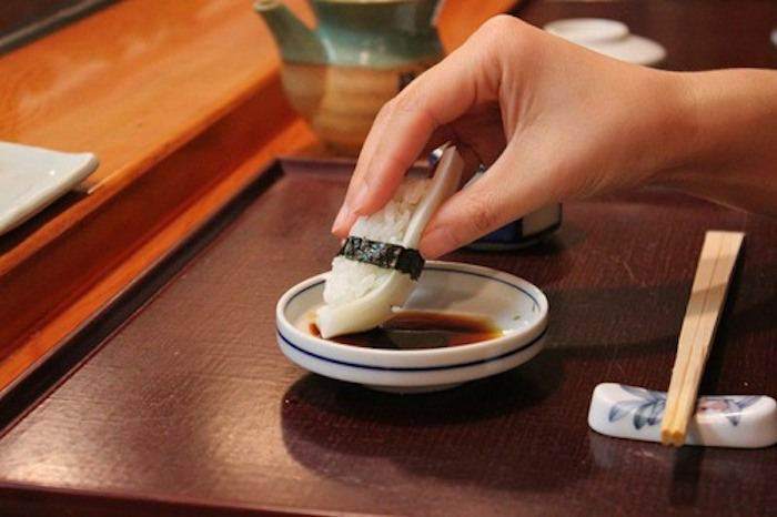 Manger les sushi avec la main