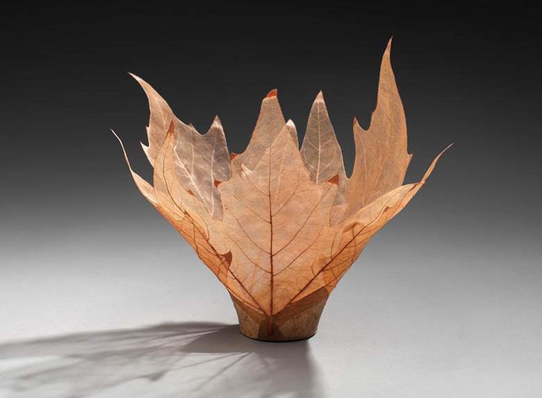 Les sculptures délicates en feuilles mortes de Kay Sekimachi