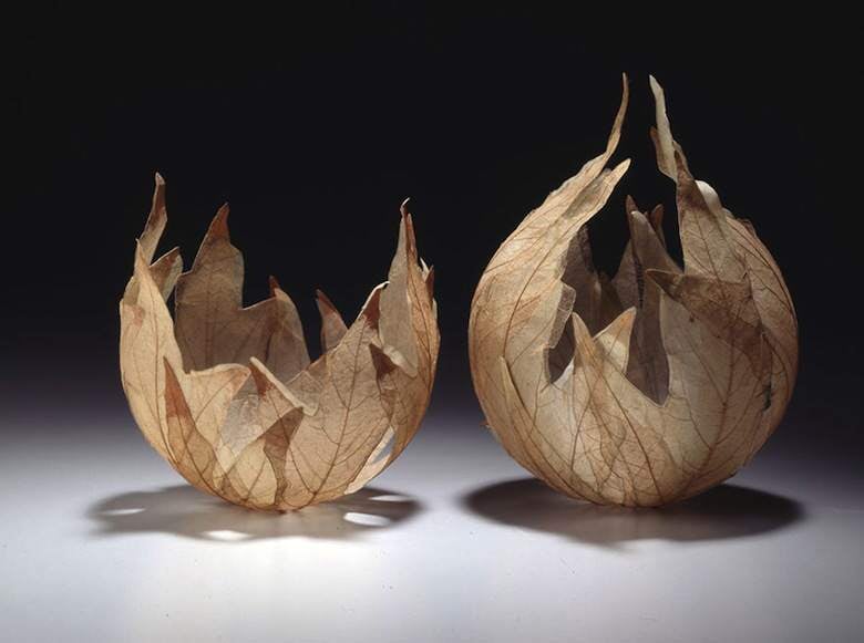 Les sculptures délicates en feuilles mortes de Kay Sekimachi