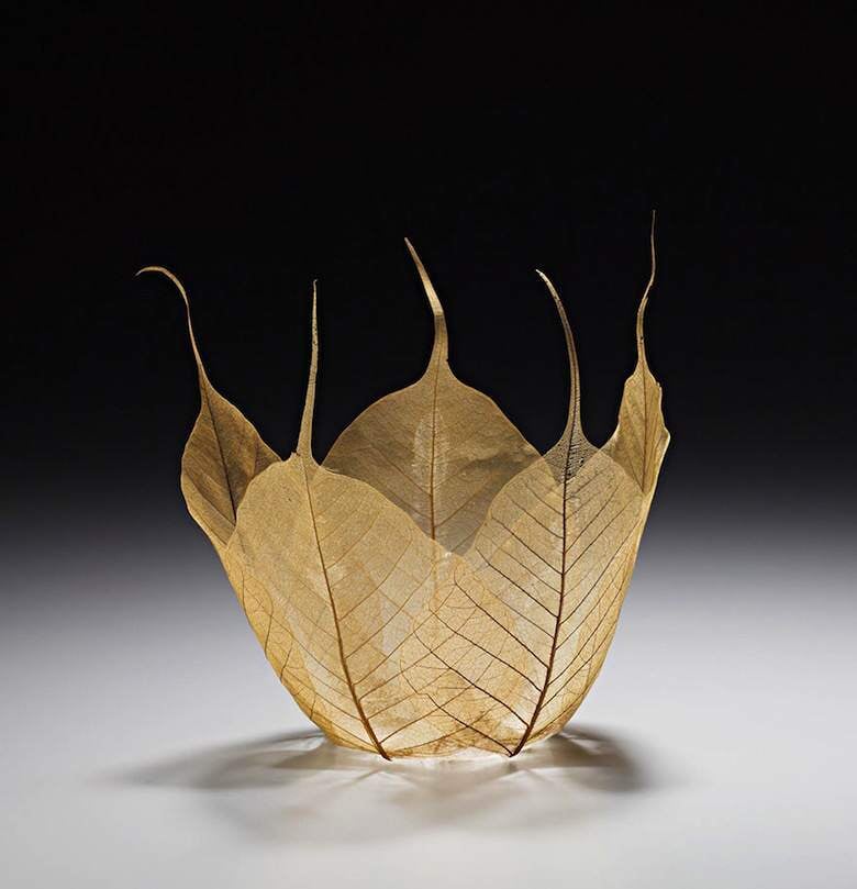 Les sculptures délicates en feuilles mortes de Kay Sekimachi