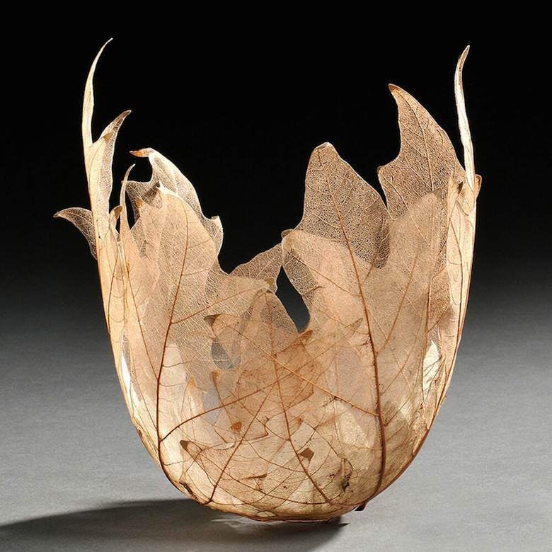 Les sculptures délicates en feuilles mortes de Kay Sekimachi