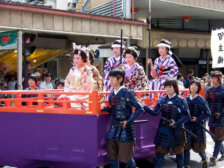 Cérémonie commémorative en l'honneur de Takeko Nakano et de ses Joshitai durant le festival de l'automne à Aizu