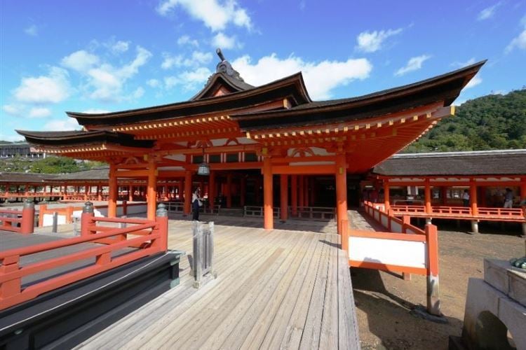 Honden du sanctuaire Itsukushima Jinja (厳島神社) dans la préfecture d'Hiroshima