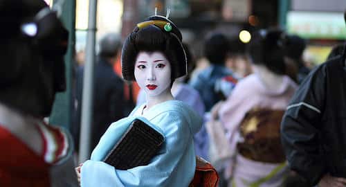 Une exemple des accessoires pour les cheveux beaucoup plus simples porté par une geisha