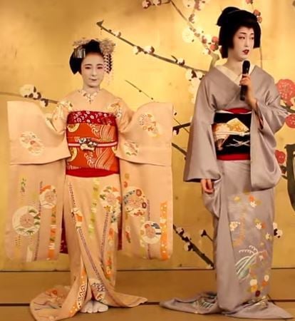 Le simple kimono aux manches plus courtes avec un obi plus court de la geiko contraste avec celui, plus élaboré, de la maiko