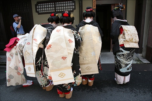 Les geta des geisha sont moins hautes que les okobo des maiko