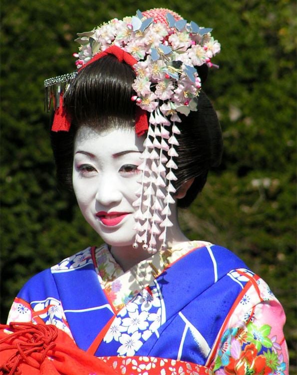 Des signes qui ne trompent pas: des "hana-kanzahi" avec les deux lèvres rouges, la présence de couleurs autres que rouge, or et blanc sur le col et très peu de rouge sur ce même col