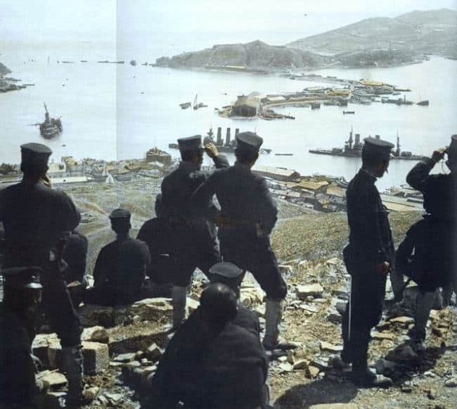 Officiers japonais contemplant Port-Arthur après la capitulation de la base navale russe (janvier 1905) Officiers japonais contemplant Port-Arthur après la capitulation de la base navale russe (janvier 1905)