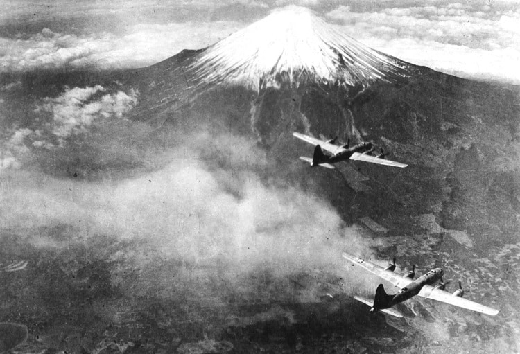 Des B-29 au-dessus du Japon en 1945 Des B-29 au-dessus du Japon en 1945