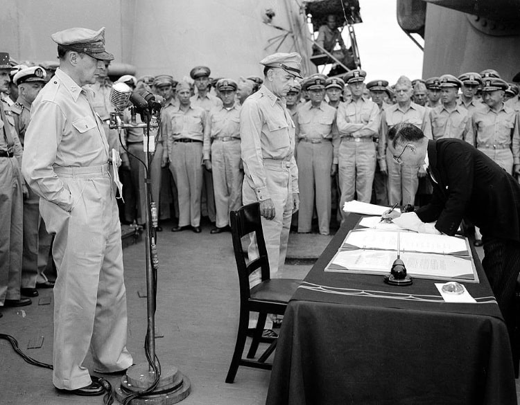 Signature des actes de capitulation du Japon sur le pont du USS Missouri Signature des actes de capitulation du Japon sur le pont du USS Missouri