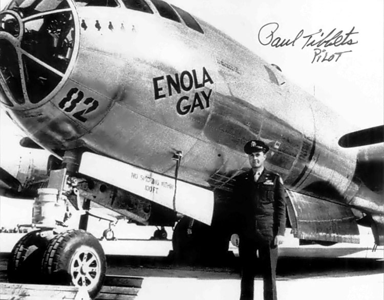Paul Tibbets devant l'Enola Gay avant le bombardement d'Hiroshima Paul Tibbets devant l'Enola Gay avant le bombardement d'Hiroshima