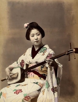 Geisha jouant du shamisen Geisha jouant du shamisen