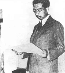 Hirohito lit le rescrit impérial sur la cessation de la guerre