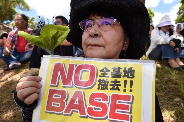 Manifestation contre la présence américaine à Okinawa