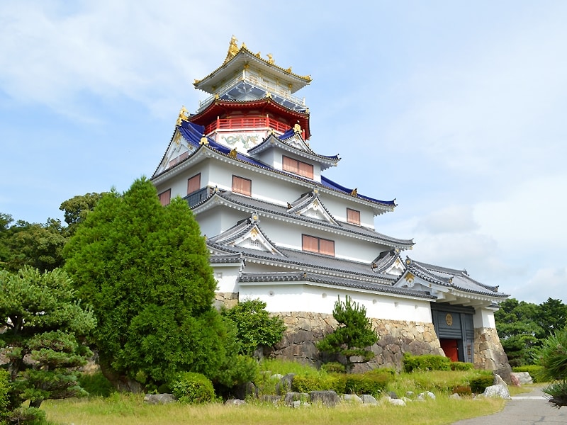 La réplique en béton du donjon d’Azuchi abrite un musée dédié à Oda Nobunaga La réplique en béton du donjon d’Azuchi abrite un musée dédié à Oda Nobunaga