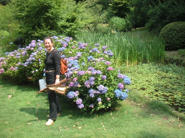 Ici profitant d’une promenade à Mito Koen, Ibaraki-ken, l’un des trois jardins les plus réputés au Japon, je collecte quelques matériaux naturels. Ici profitant d’une promenade à Mito Koen, Ibaraki-ken, l’un des trois jardins les plus réputés au Japon, je collecte quelques matériaux naturels.