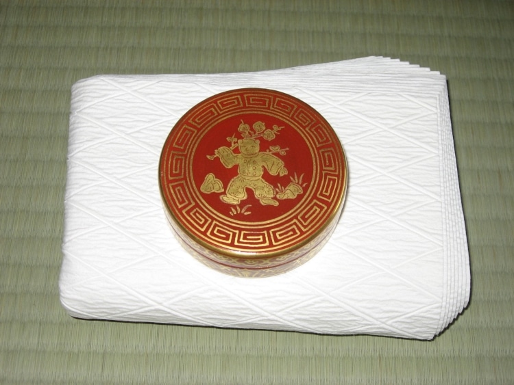 Au mois de février commence la floraison des pruniers, la boite à parfum représente le diable de la fête traditionnelle de Setsubun qui sort de la maison pour laisser la place au bonheur. Il brandit une branche de prunier, elle-même présente dans l’Ikebana. Au mois de février commence la floraison des pruniers, la boite à parfum représente le diable de la fête traditionnelle de Setsubun qui sort de la maison pour laisser la place au bonheur. Il brandit une branche de prunier, elle-même présente dans l’Ikebana.