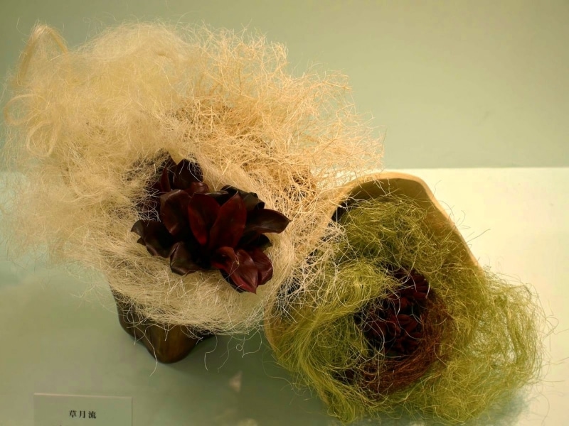 Ikebana réalisé par l’école Sogetsu avec des matières sèches et/ ou du tissu pour l’exposition du magasin Matsuzakaya. Mars 2009. Tokyo Ikebana réalisé par l’école Sogetsu avec des matières sèches et/ ou du tissu pour l’exposition du magasin Matsuzakaya. Mars 2009. Tokyo