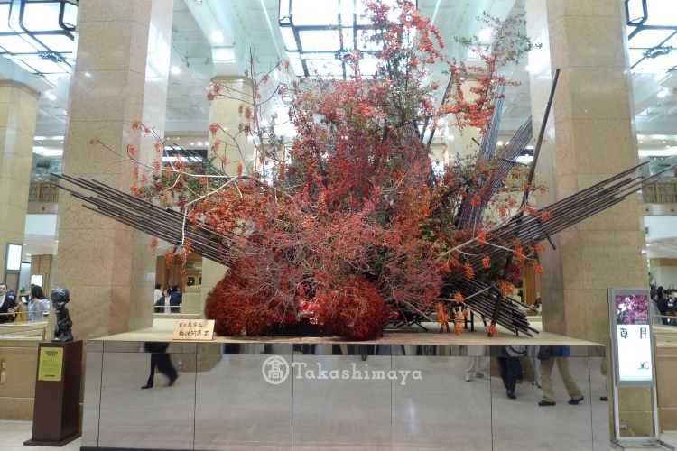 Bouquets monumentaux à l’entrée du magasin Takashiyama de Tokyo Bouquets monumentaux à l’entrée du magasin Takashiyama de Tokyo