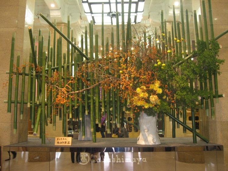 Bouquets monumentaux à l’entrée du magasin Takashiyama de Tokyo Bouquets monumentaux à l’entrée du magasin Takashiyama de Tokyo
