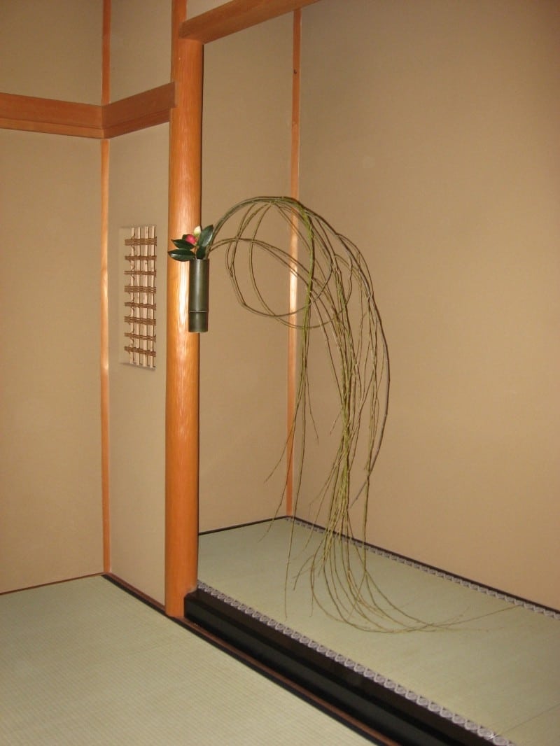 Tokonoma décoré d’un Ikebana suspendu dans le pavillon de thé de Mejiro, Tokyo. Février 2007 Tokonoma décoré d’un Ikebana suspendu dans le pavillon de thé de Mejiro, Tokyo. Février 2007