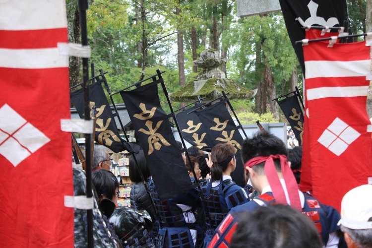 Samouraï Sanada se délestant de son sashimono