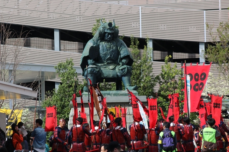 Les Sanada au pied de la statue de Shingen Takeda