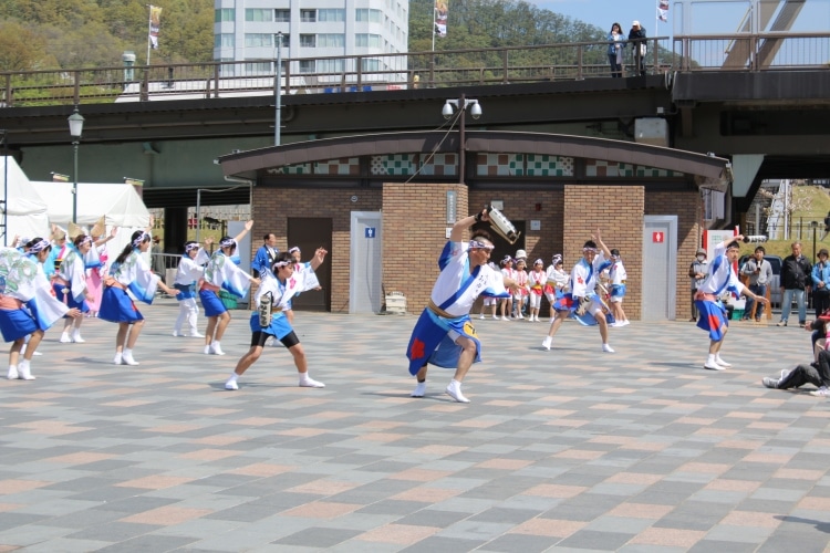 Danses traditionnelles, dans laquelle petits et grands, hommes et femmes participent