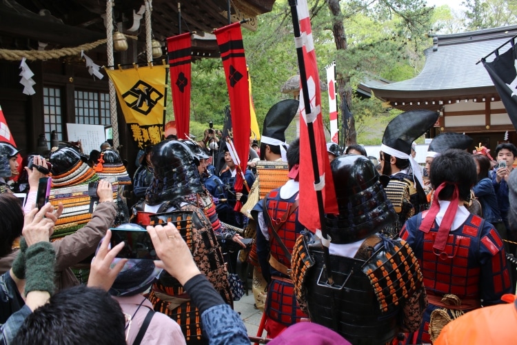 Arrivée de Shingen Takeda et Yamamoto Kansuke au temple, à droite de l’image, reconnaissables par leur coiffe