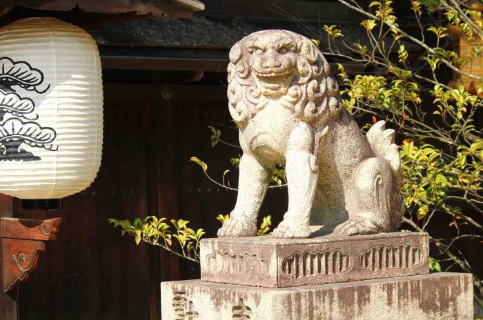 Lion à l’entrée d'un sanctuaire Shinto