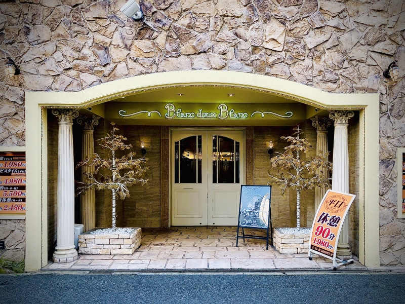 Une entrée de love hôtel façon "chapelle pour mariages"