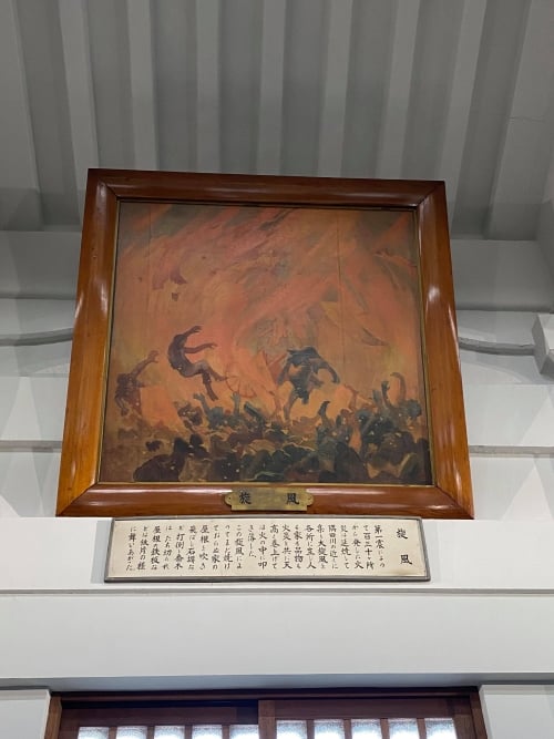 Tableau le plus significatif du monument montrant les gens se faisant avaler par les tempêtes de feu.