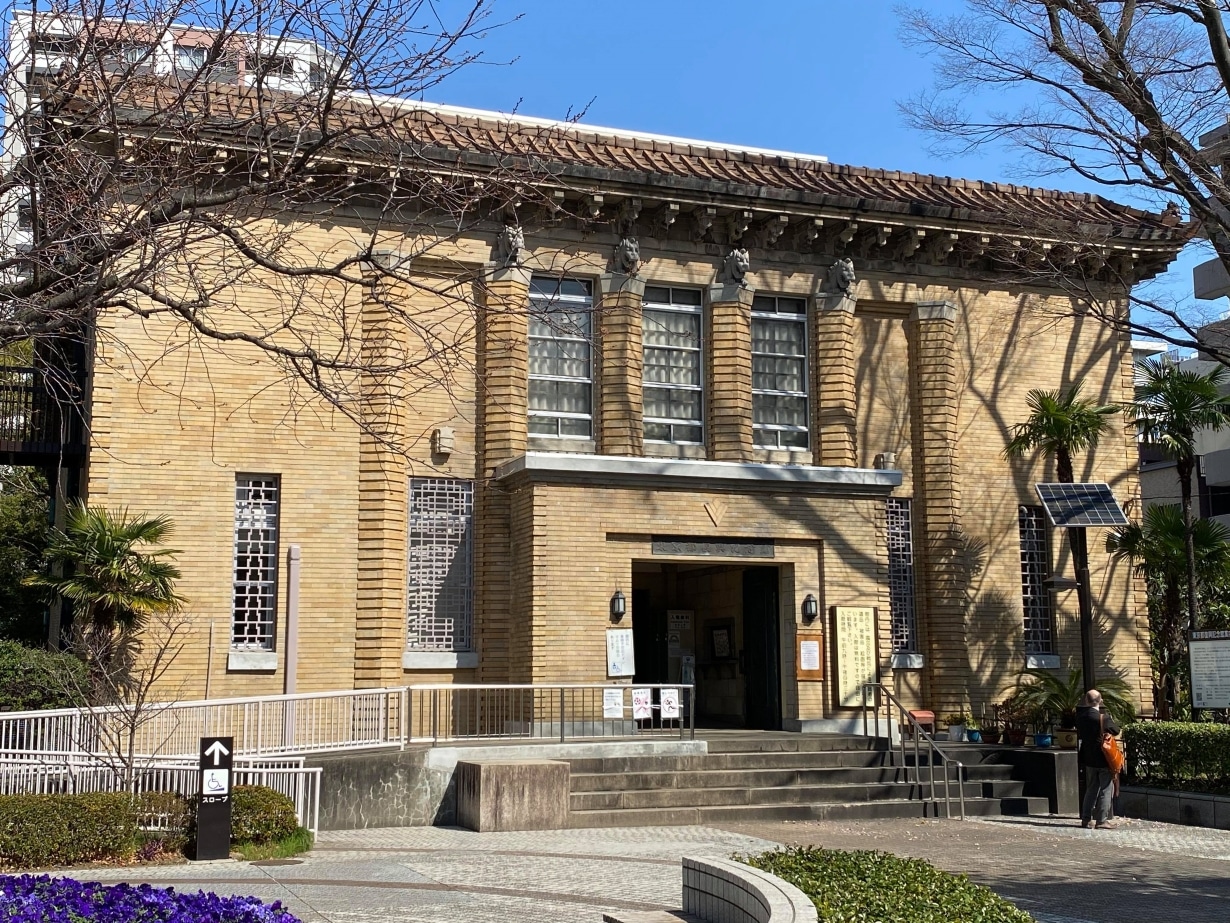 Façade du musée de la Reconstruction. L’entrée est protégée par 4 yokai sous le toit.