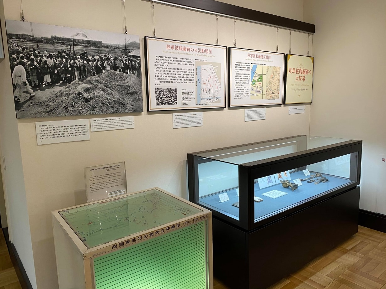 Mur explicatif dans le musée de la tragédie du terrain vacant qui a fait 38000 victimes. A gauche, photo montrant le monticule de cendres.