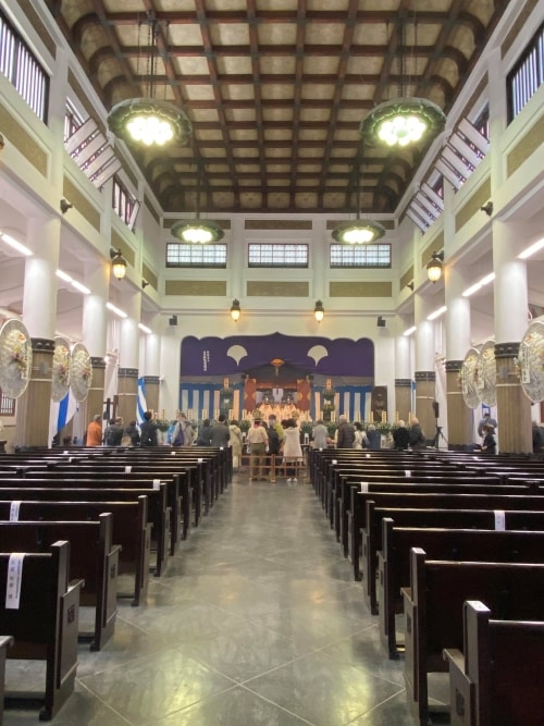 Intérieur du Memorial Hall. Après la cérémonie du 10 mars, le public vient prier devant l’autel