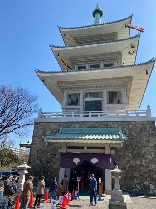 Pagode à l’arrière du monument. A noter la présence de statues de yokai sur le toit au-dessus de l’entrée
