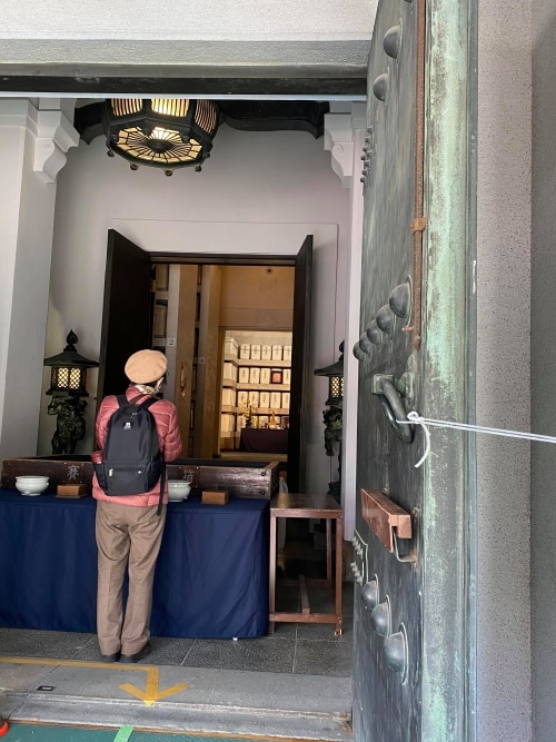 A l’occasion des cérémonies des 10 mars et 1er Septembre, la pagode est ouverte pour permettre au public de se recueillir devant les urnes mortuaires.
