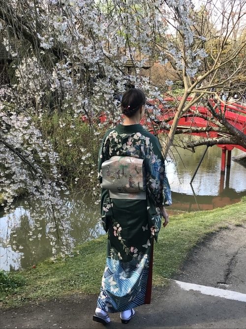 …changement de cadre: nous ne sommes pas au Japon il y a 200 ans et ce n’est pas une Japonaise au Jardin du sanctuaire Kameido…<br /> Anita HENRY sur le chemin vers le pont en forme de tambour, au Jardin Japonais de Toulouse. Elle a noué sa ceinture de kimono, en forme de O-taikô: tambour …changement de cadre: nous ne sommes pas au Japon il y a 200 ans et ce n’est pas une Japonaise au Jardin du sanctuaire Kameido…<br /> Anita HENRY sur le chemin vers le pont en forme de tambour, au Jardin Japonais de Toulouse. Elle a noué sa ceinture de kimono, en forme de O-taikô: tambour