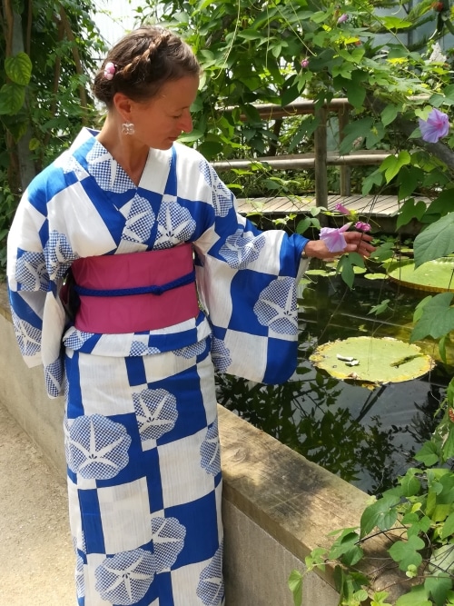 Anita vêtue d’un yukata avec motif des fleurs des ipomées et un obi au motif asagao Anita vêtue d’un yukata avec motif des fleurs des ipomées et un obi au motif asagao