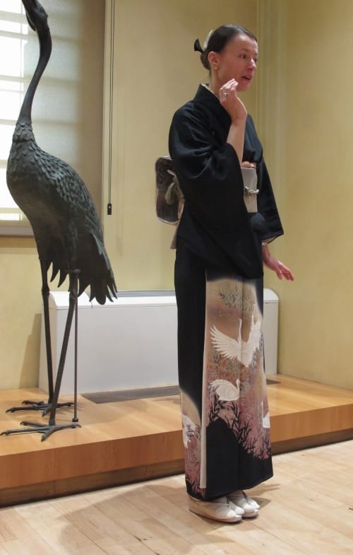 Anita HENRY contant le conte japonais de La grue blanche au Musée Georges Labit de Toulouse. Vêtue en kimono de type KUROTOMESODE en soie Chirimen 縮緬 avec les motifs des grues.