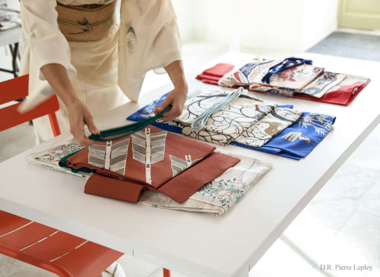C’est comme un jeu : Anita place des accessoires, ici le obijime, sur l’ensemble kimono-obi, pour « jouer » avec les couleurs, les nuances, les textures… C’est comme un jeu : Anita place des accessoires, ici le obijime, sur l’ensemble kimono-obi, pour « jouer » avec les couleurs, les nuances, les textures…