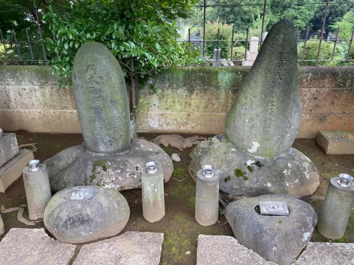 Tombes des époux Nogi (celle du Général est à droite)