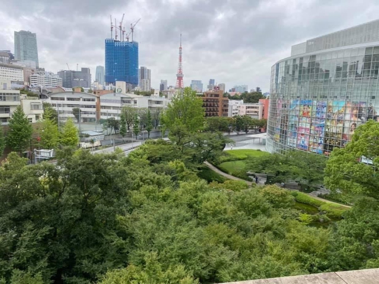 Parc Mori à Roppongi Hills et le bâtiment de TV Asahi a droite