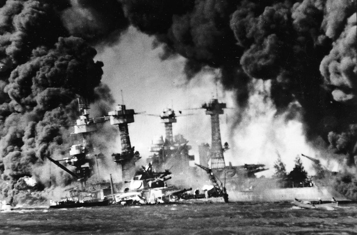 Les vieux cuirassés en flamme à Pearl Harbor