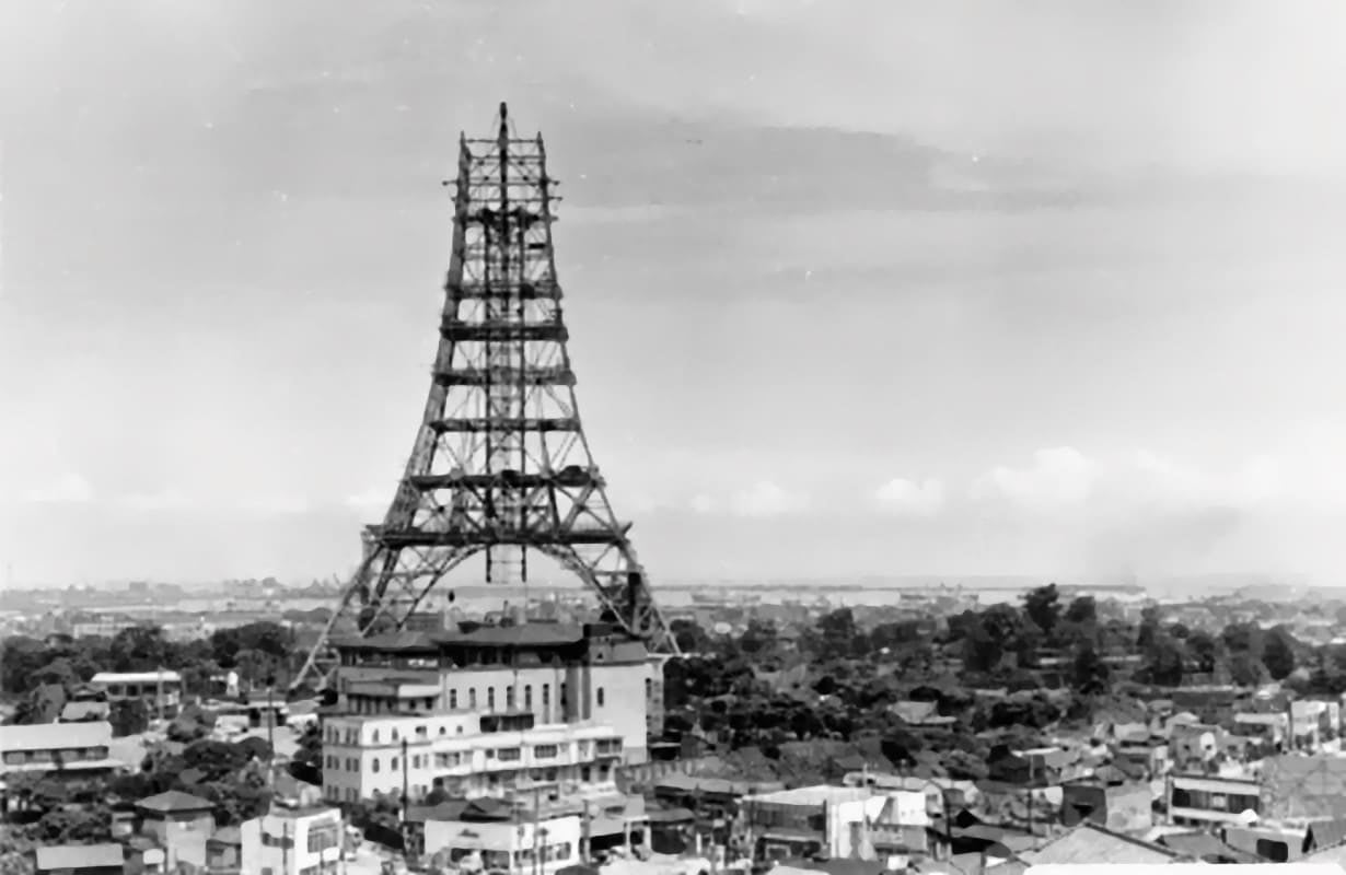 La tour de Tokyo en construction