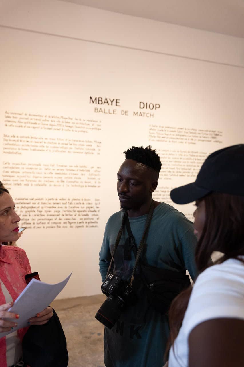 Préparatifs pour le photoshoot, au centre: Djibril Dramé