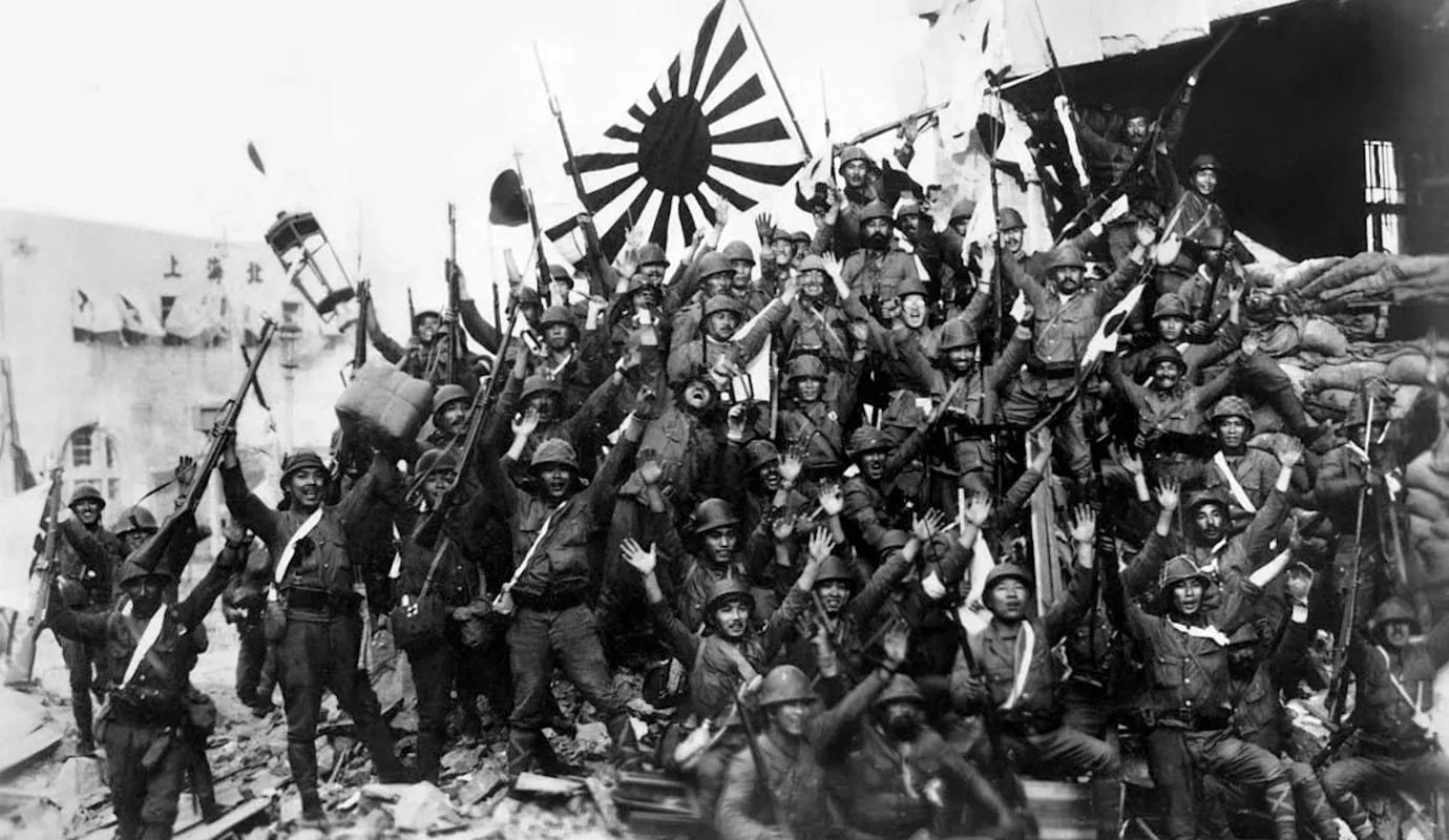 Soldats japonais célêbrant la prise de Shanghai lors de la 2nde guerre sino-japonaise